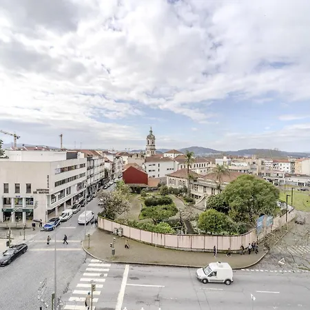 Flat By House And People Διαμέρισμα *