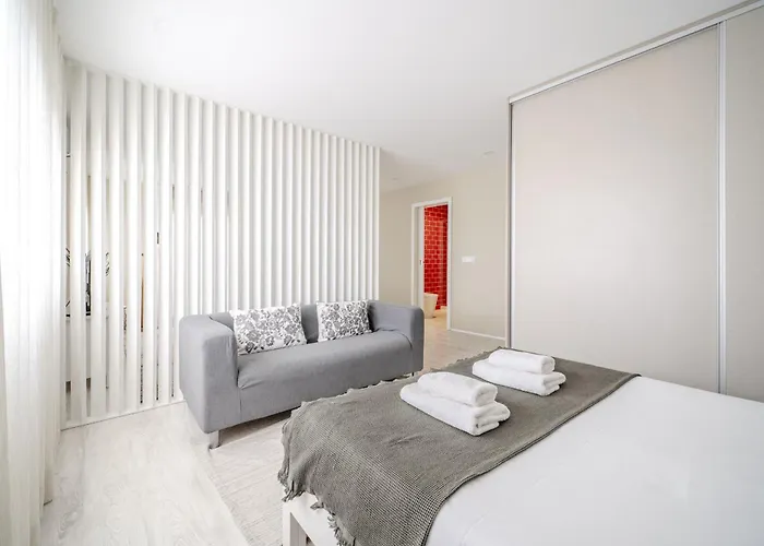 Flat By House And People Διαμέρισμα