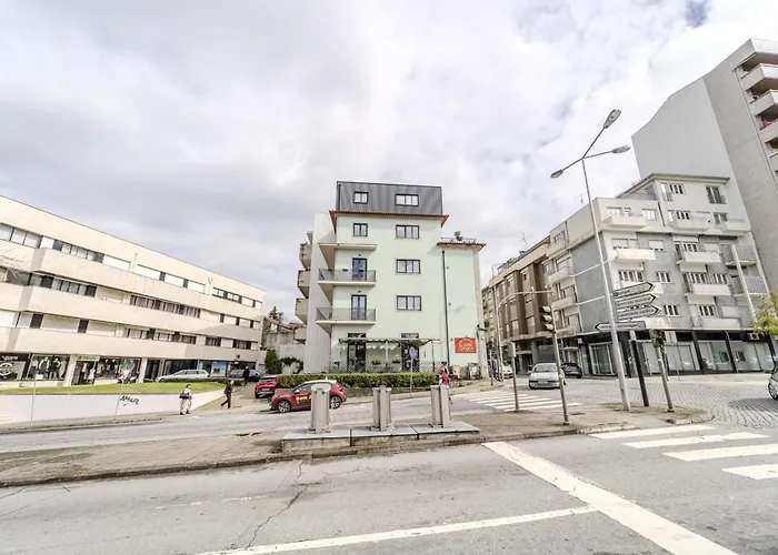 Flat By House And People Διαμέρισμα *