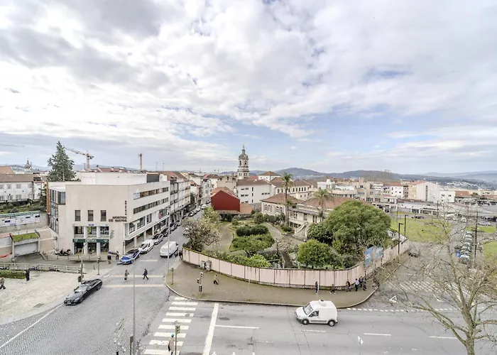 Flat By House And People Διαμέρισμα *